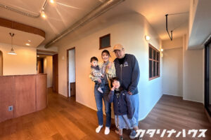 リノベーションが完成した中古マンションのLDKで撮影した家族写真