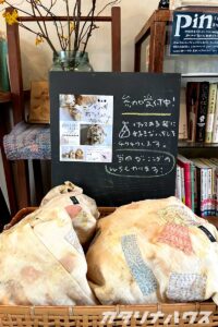 草木染で作ったあずま袋に端切れを縫い付けるワークショップ