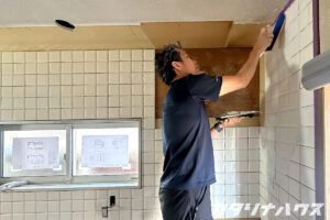 貼り終わったタイルの上に目地材を入れていく。