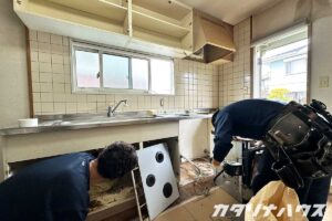 松山市のキッチンリフォームで既存キッチンを解体する様子