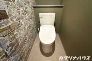 アクセントクロスが目を引くトイレのリノベーション