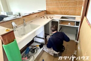 キッチンの取り付けをする職人
