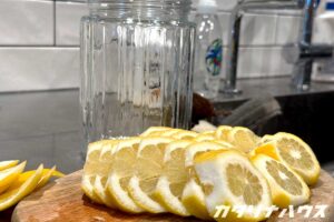 輪切りにしたレモンを使ったシロップ作り