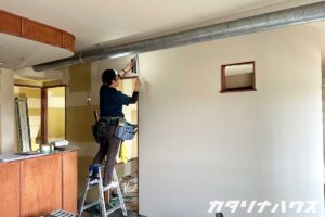 壁紙のクロスを貼る職人