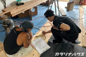 松山市のマンションでリノベーションの打合せをする大工とスタッフ