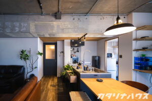 LDKをリノベーションした中古マンション。木を合わせることでコンクリート表しの壁と天井でも冷たい印象を与えない。