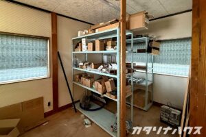 松山市の倉庫で再利用するライトブルーのラック。
