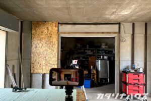 みかん倉庫をアウトドア風のストックルームにDIY。ボードを半分貼り終えた様子。