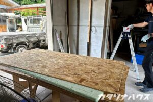 倉庫の壁に下地を取り付けて、OSB合板を施工していく準備の様子。