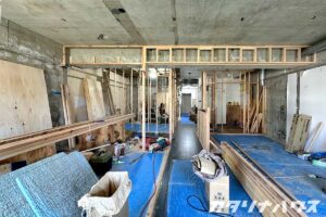 スケルトン状態の中古マンションに、大工工事が入る様子