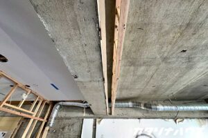 コンクリート表し天井の電気配線を収めるスキマ