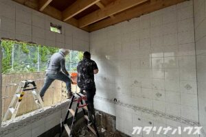 解体の始まったバスルーム。在来工法の浴室からユニットバスへ交換する。