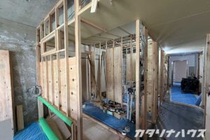 スケルトンだったマンションの一室に壁の立ち上がりができた。リノベーションの進捗。