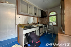 住みながらのリフォーム。ほかの部屋が汚れないようにキッチン周りに養生を施す。