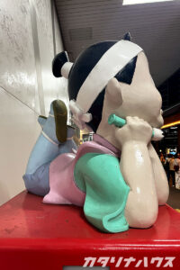 岡山駅にいる桃太郎のオブジェはポーズやボディラインにこだわりがありかわいい。