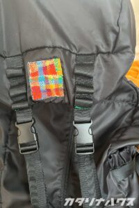 赤や水色などカラフルな刺繍糸で仕上げたリュックのダーニング。