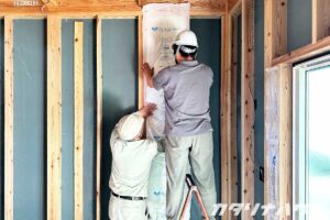 職人二人で断熱材を施工している様子