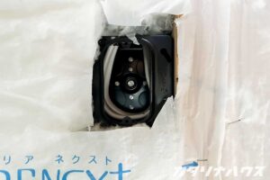 電気のスイッチ部分で断熱材をカットしている様子