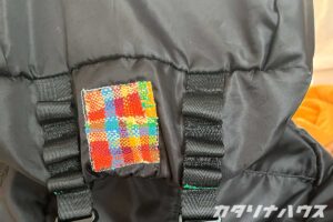 刺繍糸で施したダーニング。ほつれたバッグのタグをお直し。