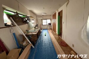 元々あるフローリングの上に無垢フローリングを重ねて張る「重ね張り」を行う作業途中。