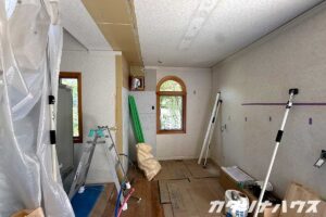 キッチンが撤去されたリフォーム中の戸建て。