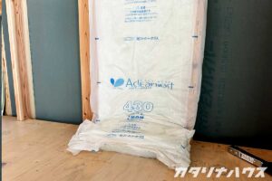 グラスウールの断熱材を新築工事で使用している様子