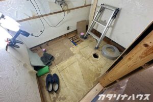 トイレや洗面の設備が撤去されたリフォーム途中のトイレ
