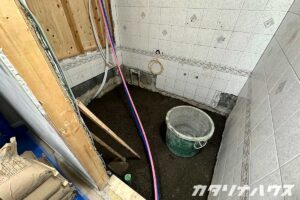 浴室を解体した後の空間。砂利を敷き詰めてコンクリート基礎を打つ準備