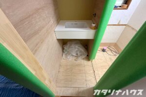 造作洗面台の台下がフリーになっている手洗い。
