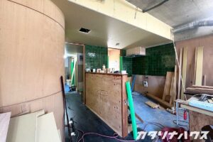 Rの壁と向かい合った装飾部材を施工する前のキッチンカウンター