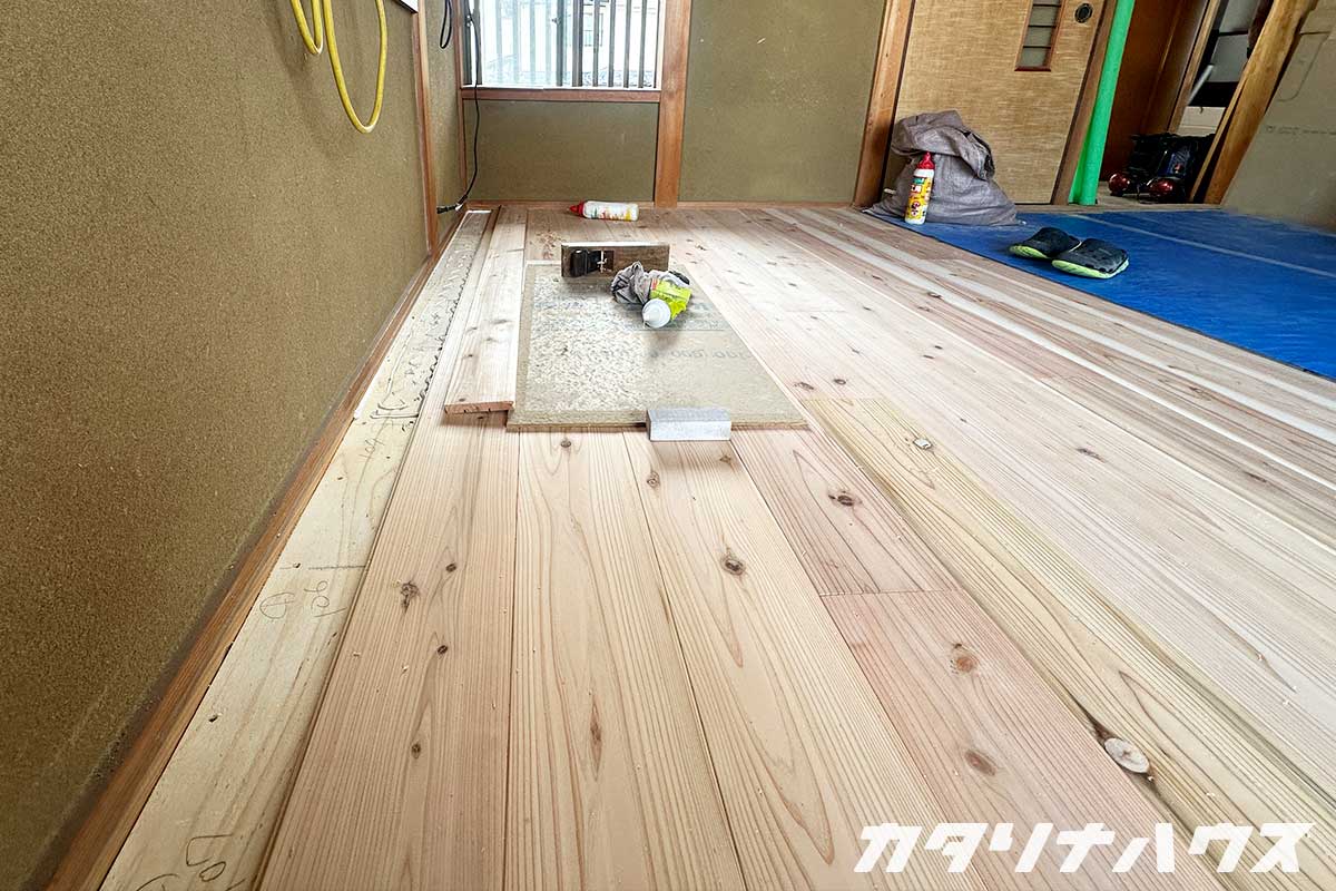 愛媛県産の杉フローリングを貼った床。和室から洋室へリフォーム。