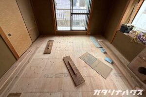 和室から洋室へのリフォーム現場。畳を撤去し、杉の無垢フローリングを取り付けている様子。