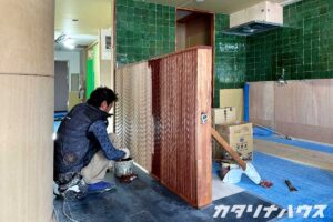 カウンターを塗装する職人