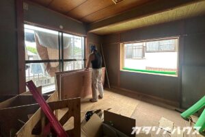 和室から洋室へのリフォームで、畳を撤去する大工さんの様子。