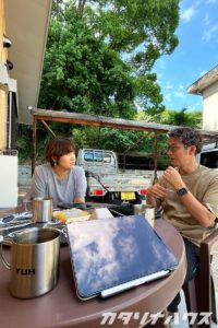 庭先でテーブルに並べたおやつとコーヒーを囲む