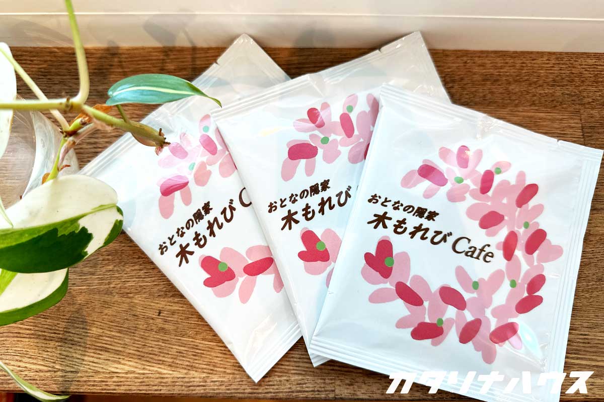 ピンク色の葉っぱのデザインが施されたドリップバッグ