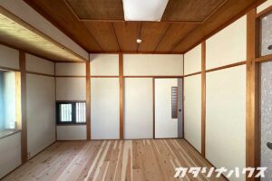 和室から洋室へリフォーム。杉材の無垢フローリングを使用。