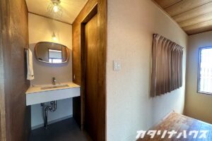 トイレと手洗いを分離した2階の水回り。