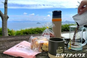 山の頂上でフレンチプレスで淹れたコーヒーとおやつを楽しむ